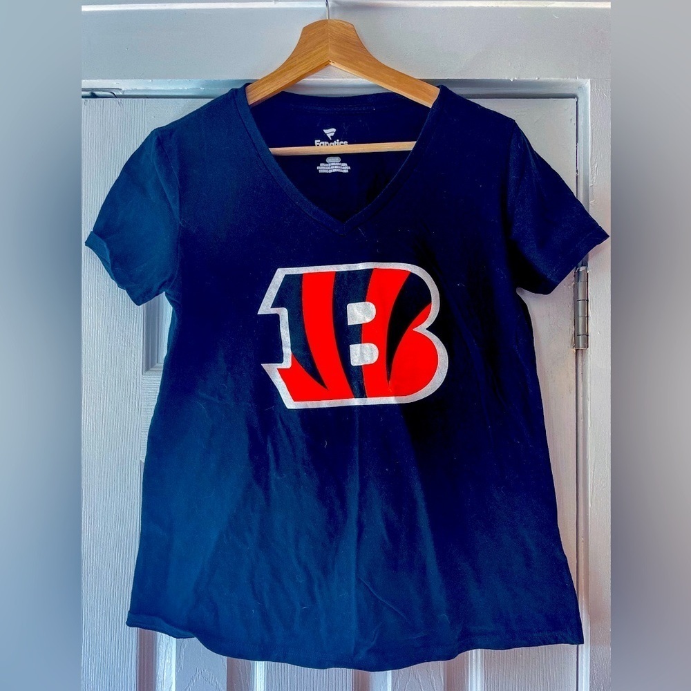 Cincinnati‎ Bengals Burrow V-Neck Tee Women’s Size Medium NWOT